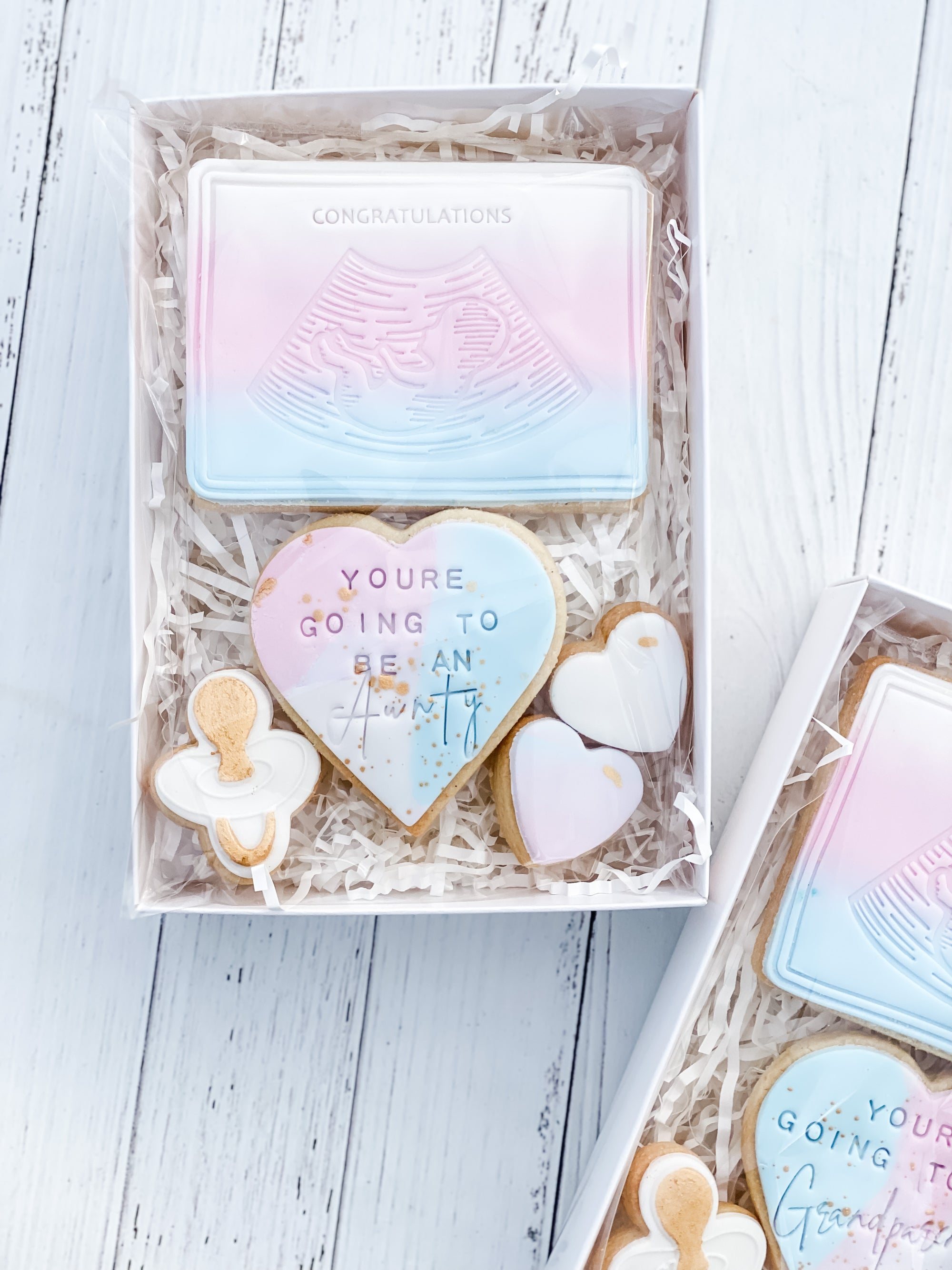 youre going to be an aunty gift pack in pink and blue white a white background.